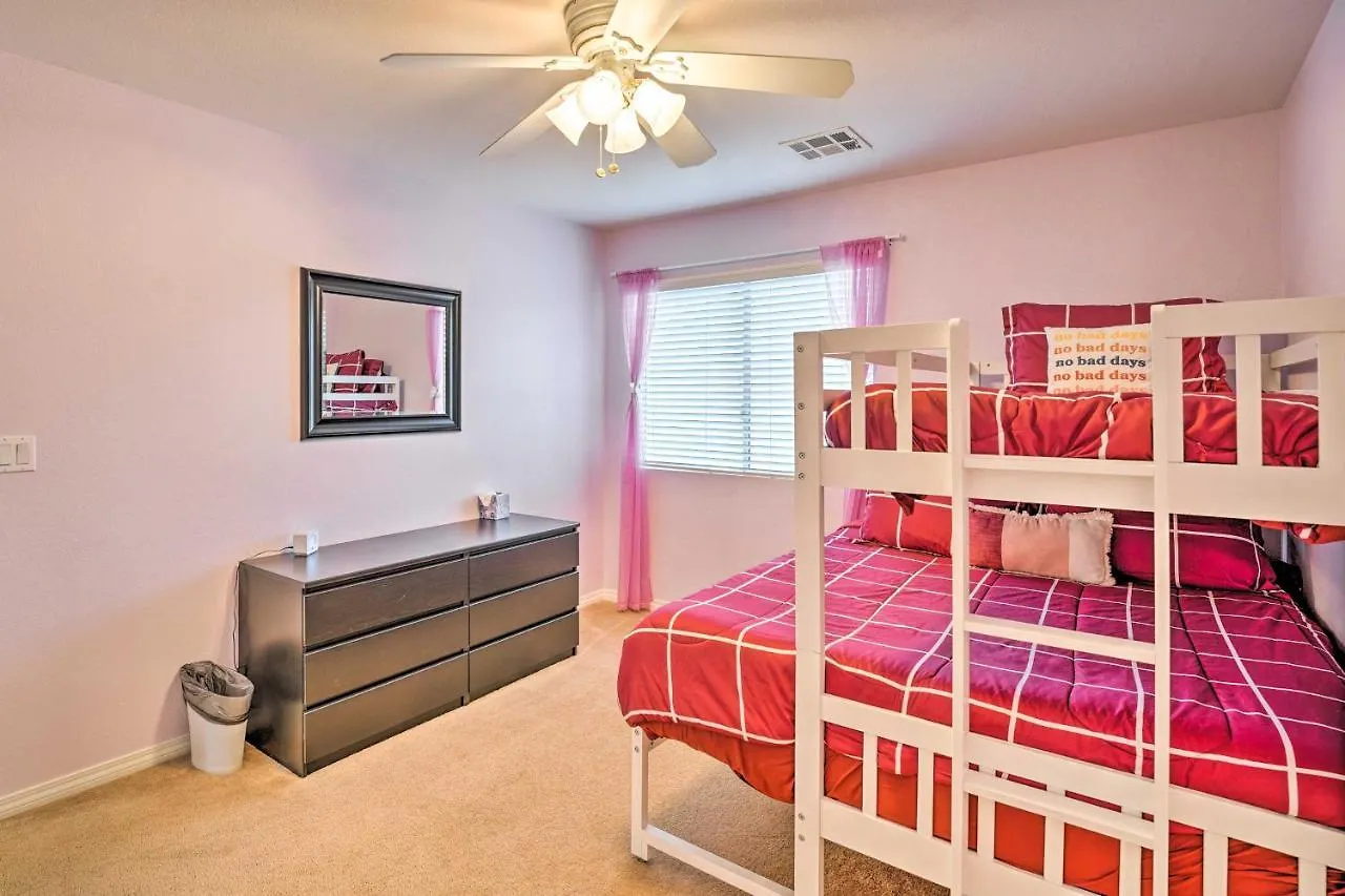 Spacious North Las Vegas Home With Yard 度假居