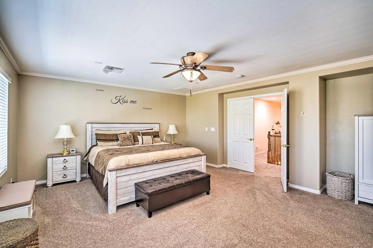 Spacious North Las Vegas Home With Yard 度假居