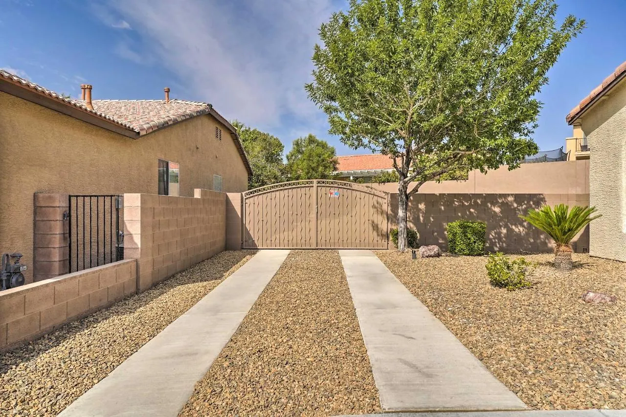 Spacious North Las Vegas Home With Yard 度假居