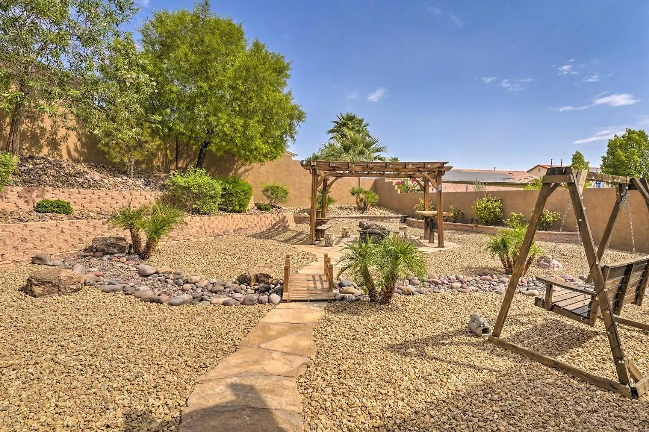 Spacious North Las Vegas Home With Yard 度假居