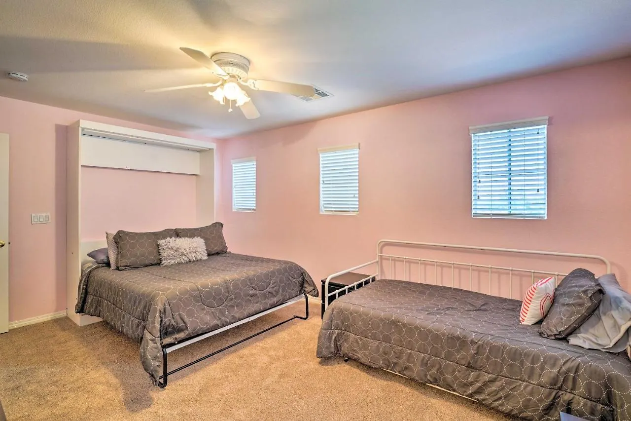 Spacious North Las Vegas Home With Yard 펜션