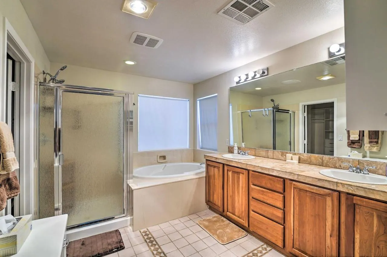 Spacious North Las Vegas Home With Yard Holiday home